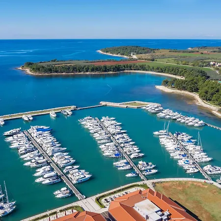 In Novigrad Mit Privatem Parkplatz By Interhome Apartman