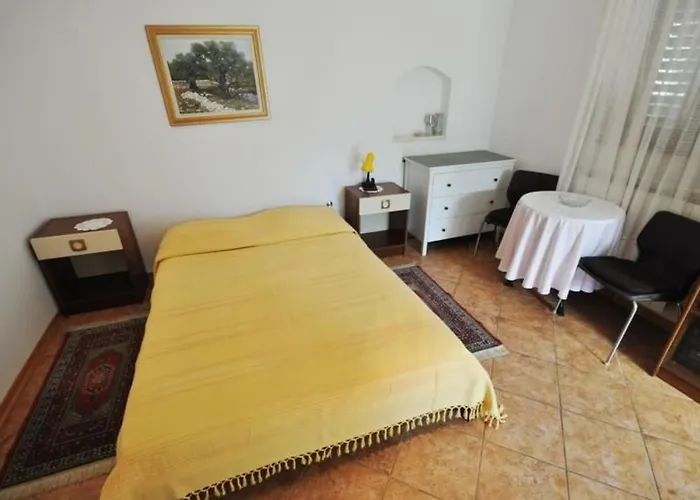 In Novigrad Mit Privatem Parkplatz By Interhome