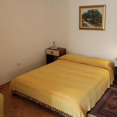 In Novigrad Mit Privatem Parkplatz By Interhome