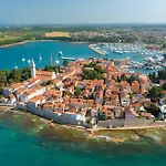 In Novigrad Mit Privatem Parkplatz By Interhome Novigrad Istria