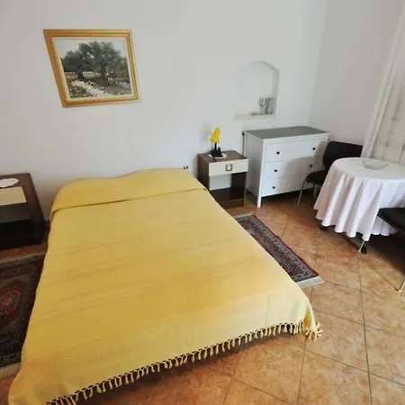 In Novigrad Mit Privatem Parkplatz By Interhome
