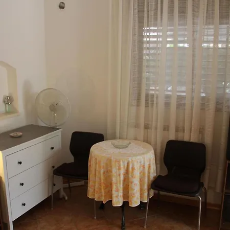 In Novigrad Mit Privatem Parkplatz By Interhome *